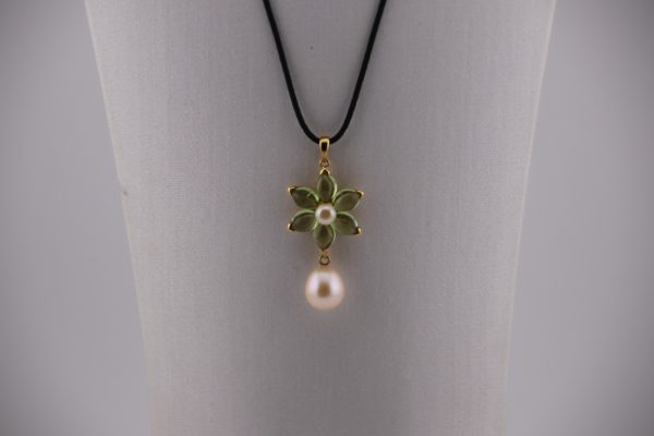 Collana con ciondolo a fiore