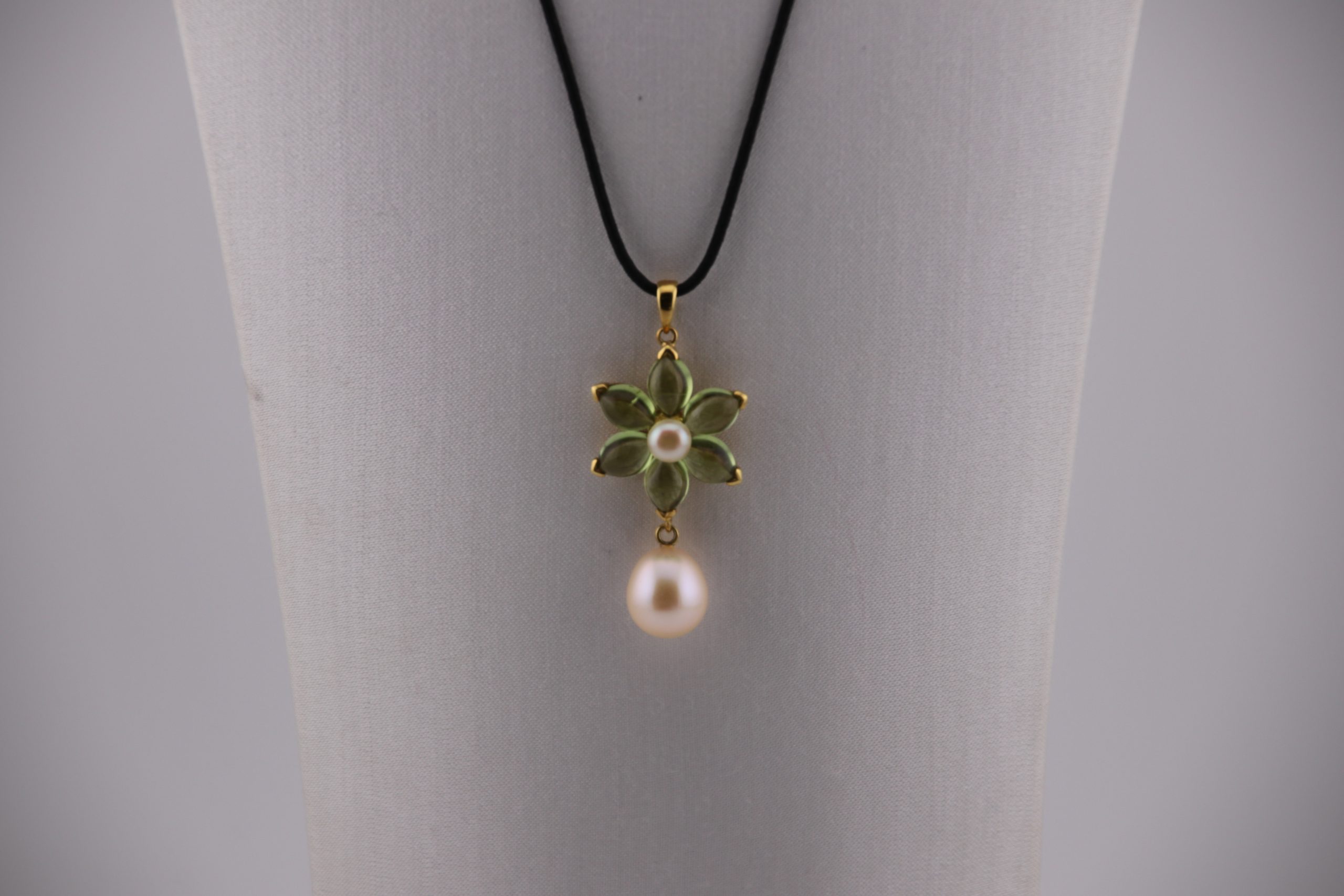 Collana con ciondolo a fiore